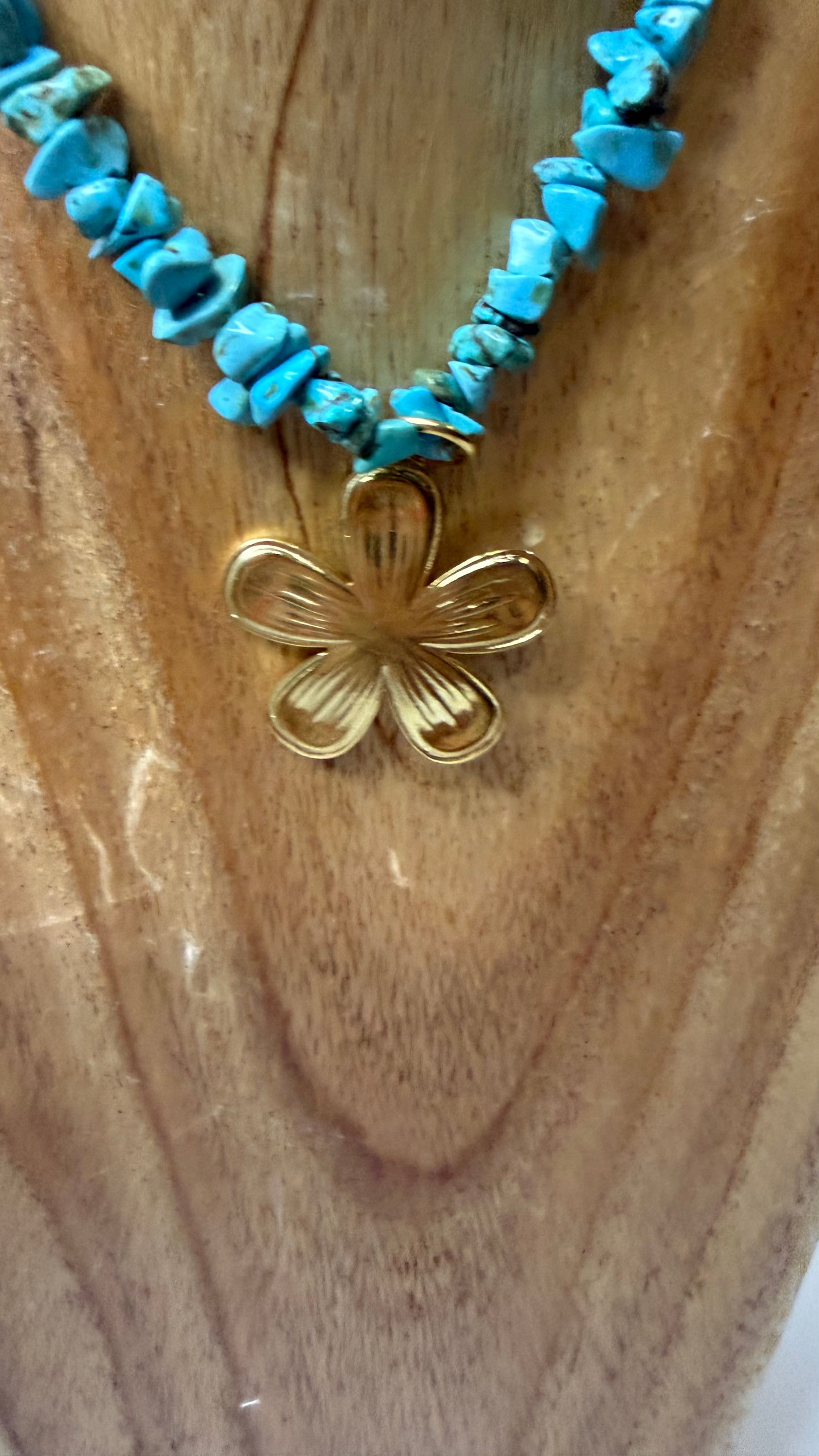 The Small Flower Necklace On Turquoise Beaded Clasp Necklace